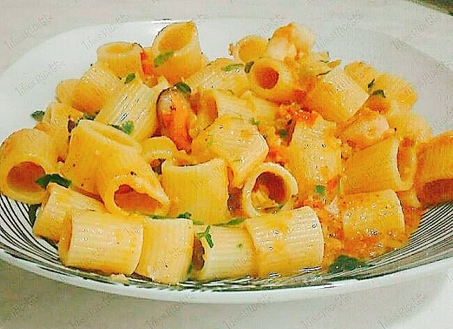 Al momento stai visualizzando pasta con pesto di pomodoro, olive e frutti di mare