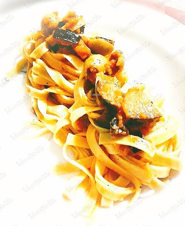 Al momento stai visualizzando Tagliatelle paglia e fieno con crema di melanzane e olive verdi