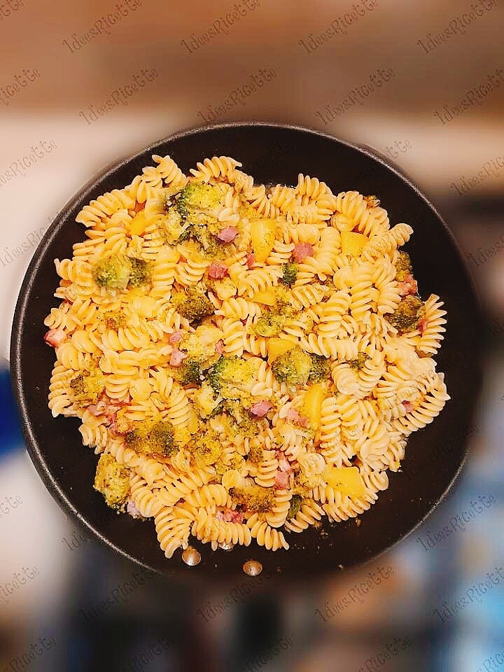 Al momento stai visualizzando Pasta con i broccoli  patate e pancetta