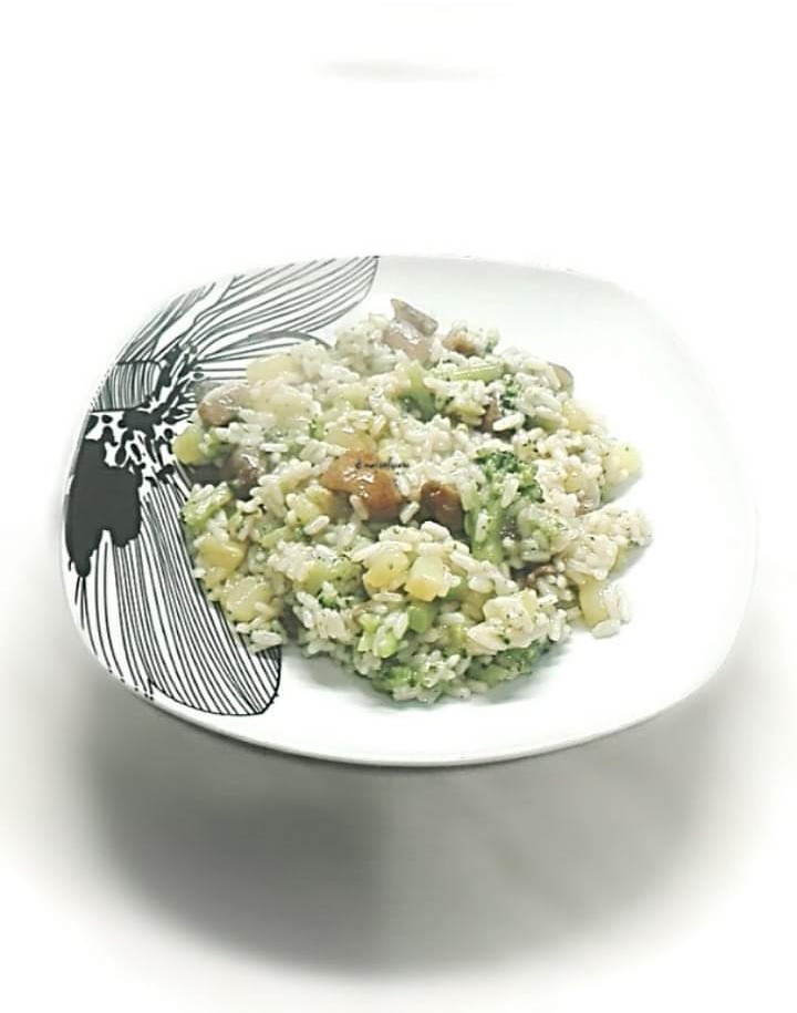 Al momento stai visualizzando Riso con patate, broccoli e funghi