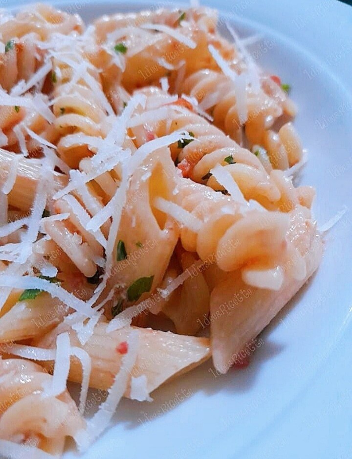 Al momento stai visualizzando Pasta con pesto di pomodorini confit