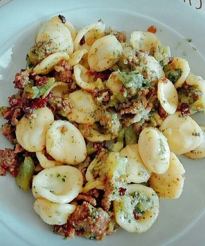 Al momento stai visualizzando Orecchiette con broccoli e salsiccia