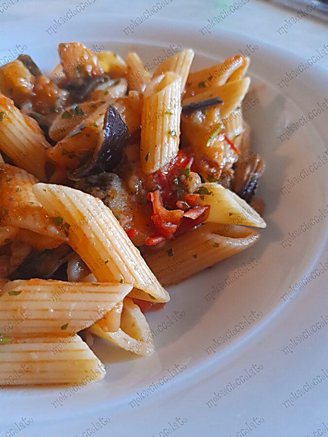 Mezze Penne Ai Frutti Di Mare E Melanzane 