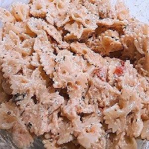 Scopri di più sull'articolo Farfalle Con Pesto Di Melanzane In Rosso