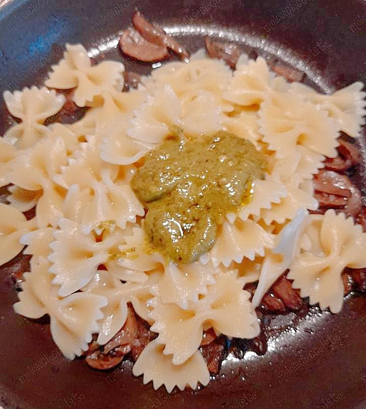 Farfalle Con Pesto E Funghi
