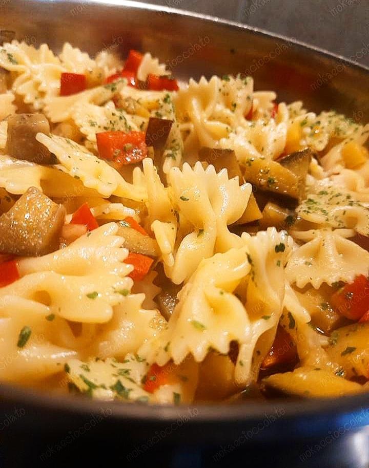 Scopri di più sull'articolo Farfalle Con Peperoni E Melanzane