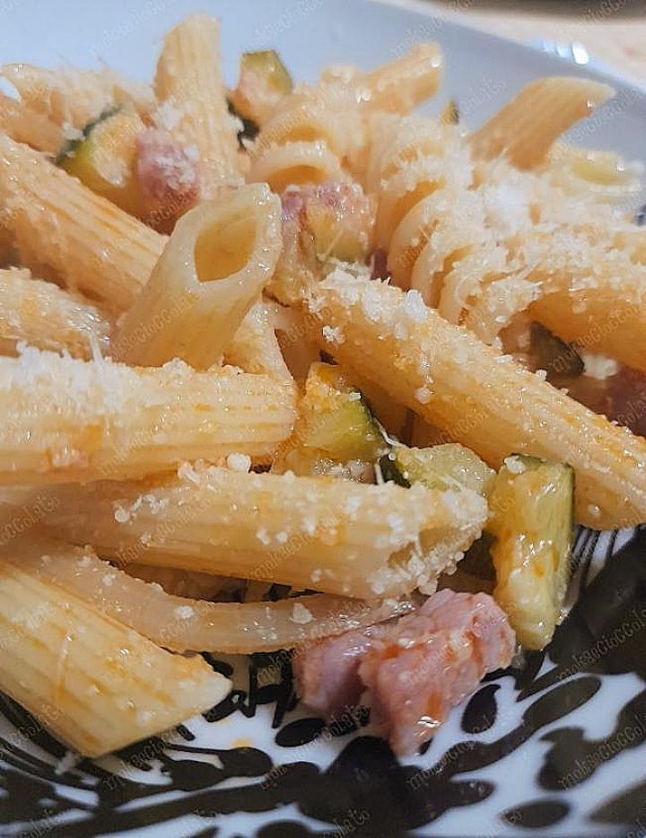 Al momento stai visualizzando Pasta Mista Con Zucchine E Pancetta